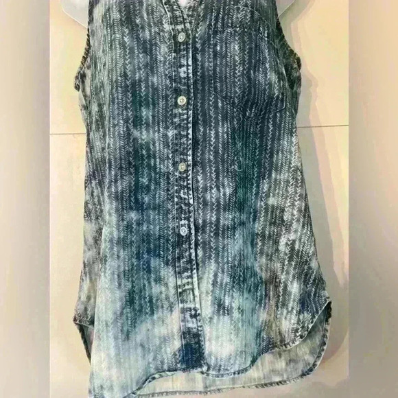 Cloth & Stone Sleeveless Chambray
Button Down Size Small Like New - Picture 4 of 13